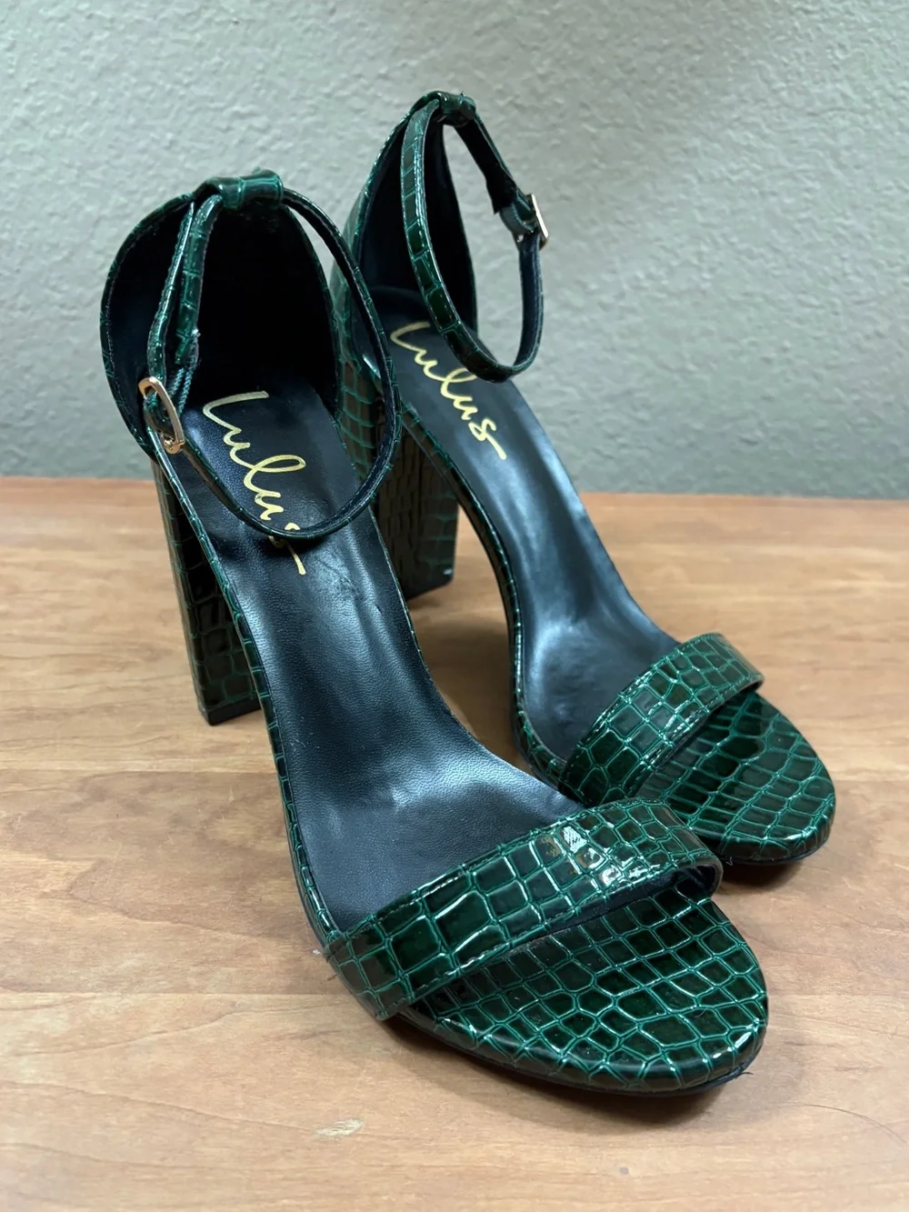 Lulus Taylor Evergreen Crocodile-Embossed Block Heel Sandals Ankle Strap size 8